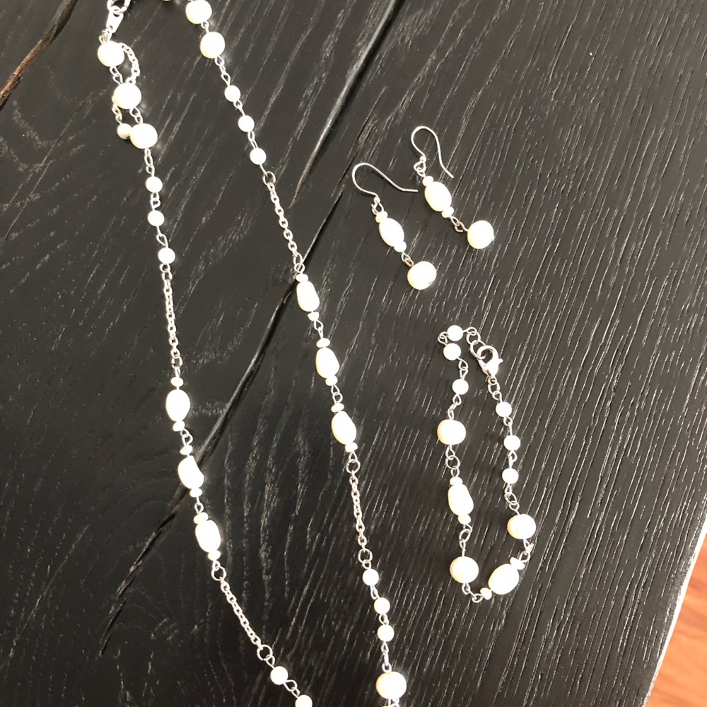 Pearl necklace, earrings & bracelet